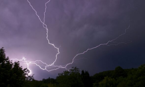 Six départements du sud-est placés sous alerte orageuse et la Corse redoute une nuit sous tension