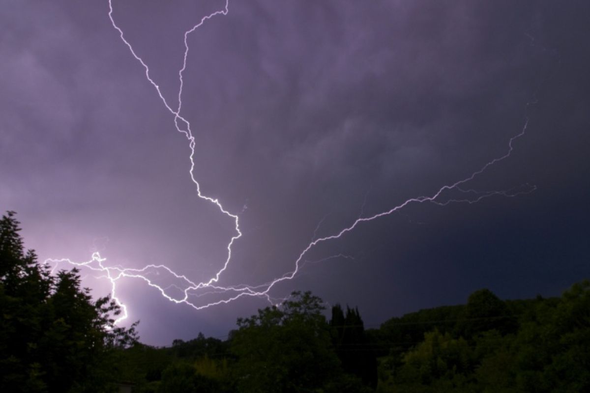 Six départements du sud-est placés sous alerte orageuse et la Corse redoute une nuit sous tension