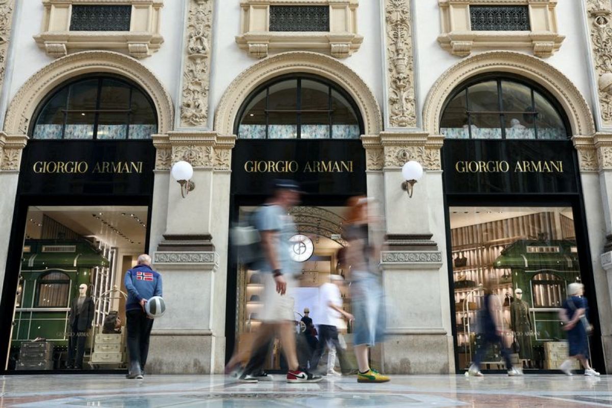 Armani prend son temps pour céder 15% de son capital