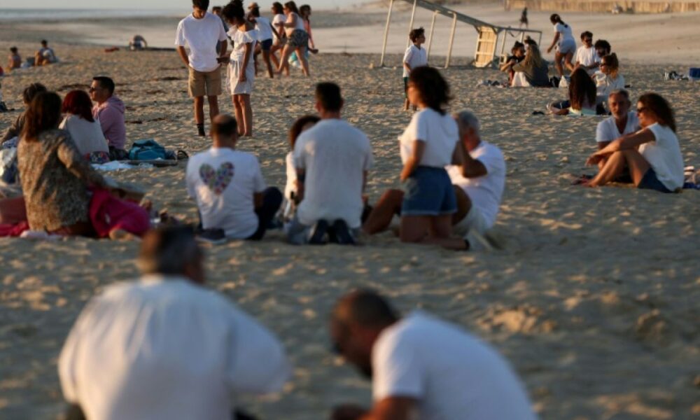 Près de 200 personnes en blanc sur la plage pour faire revivre les commerces du Porge