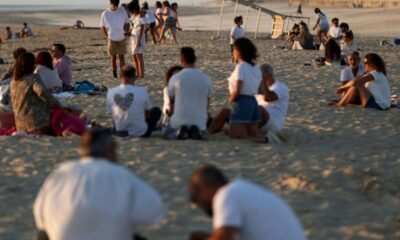 Près de 200 personnes en blanc sur la plage pour faire revivre les commerces du Porge