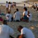Près de 200 personnes en blanc sur la plage pour faire revivre les commerces du Porge