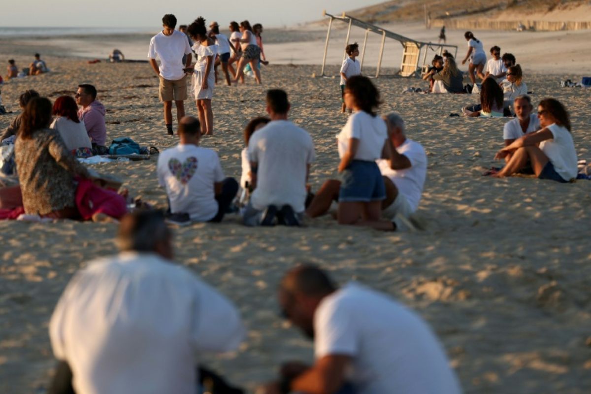 Près de 200 personnes en blanc sur la plage pour faire revivre les commerces du Porge