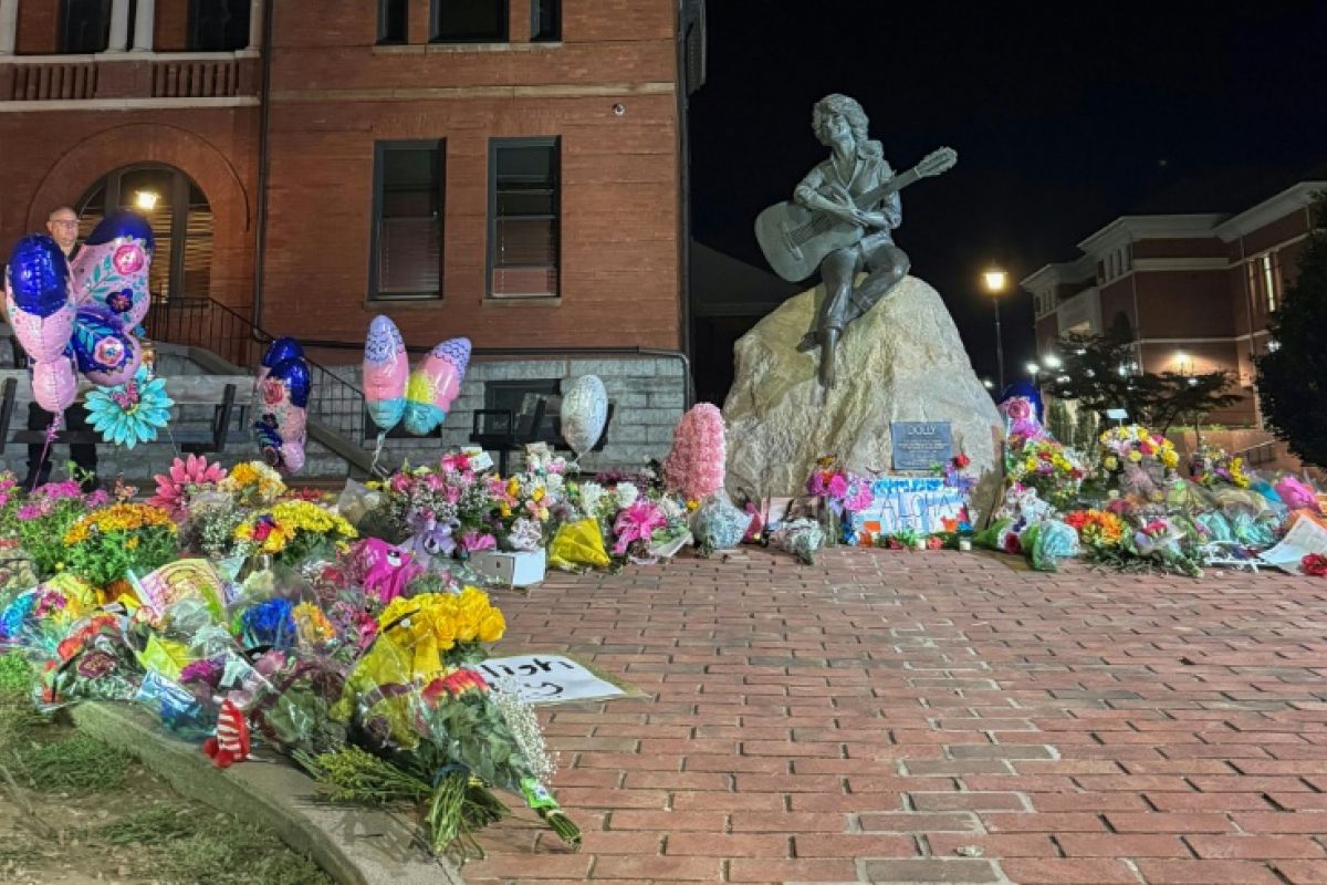 Dolly Parton restera la flamme du Tennessee et sa ville la pleure debout