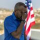 Un drapeau américain hissé pour que Washington ne détourne plus le regard