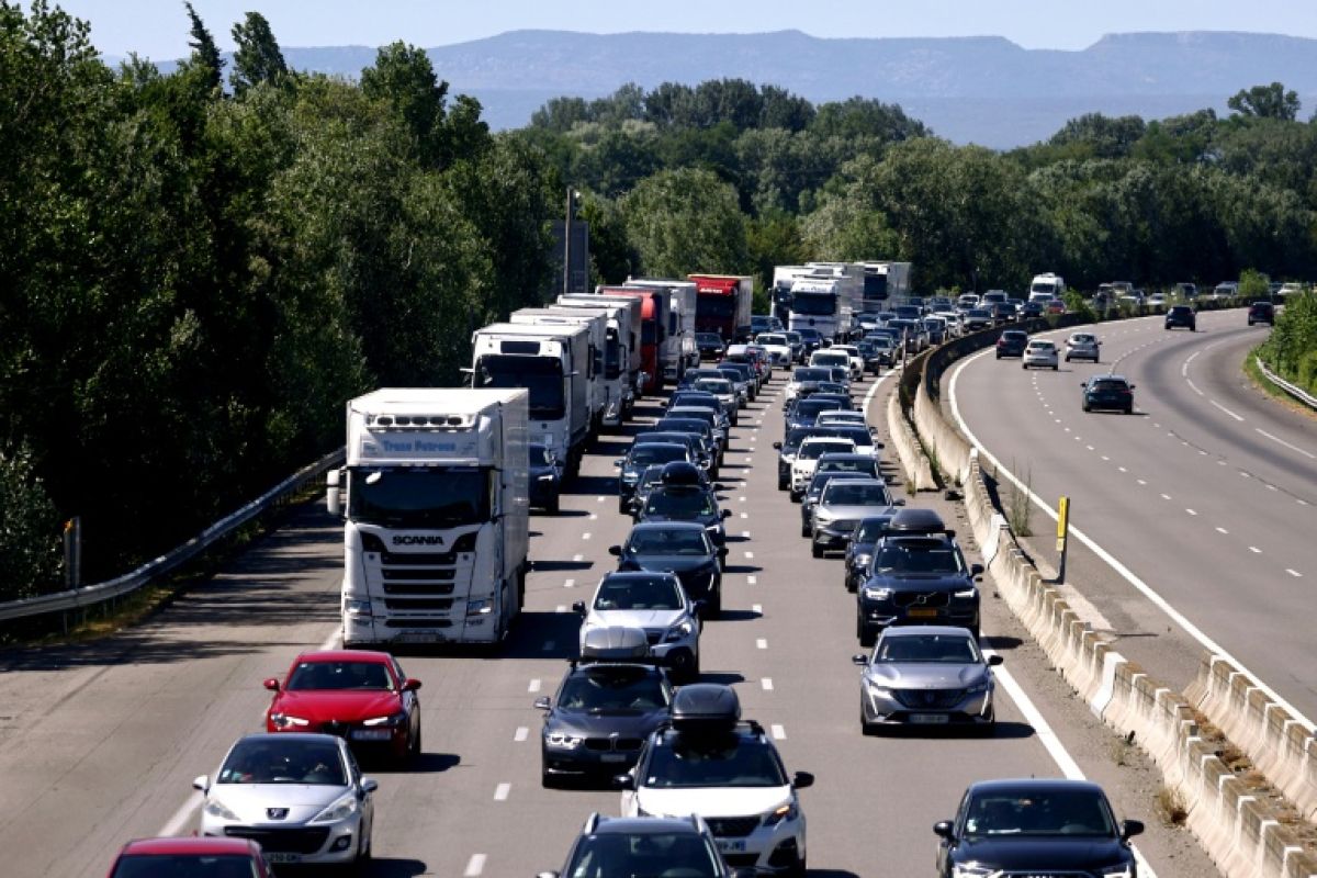 Samedi noir sur les autoroutes, plus de 300 kilomètres de files dès l’aube