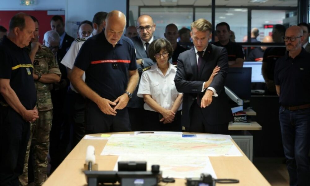 42 000 hectares partent en fumée en Gironde, le président appelle à faire bloc