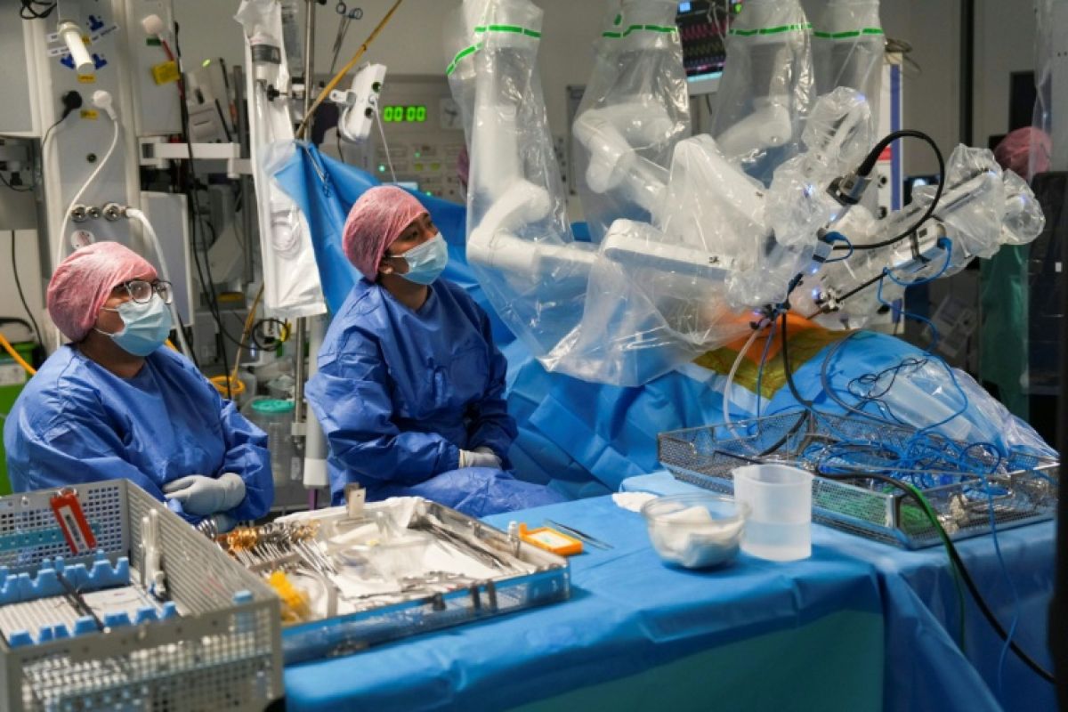Le robot Da Vinci 5 s'attaque au cancer du poumon en Angleterre