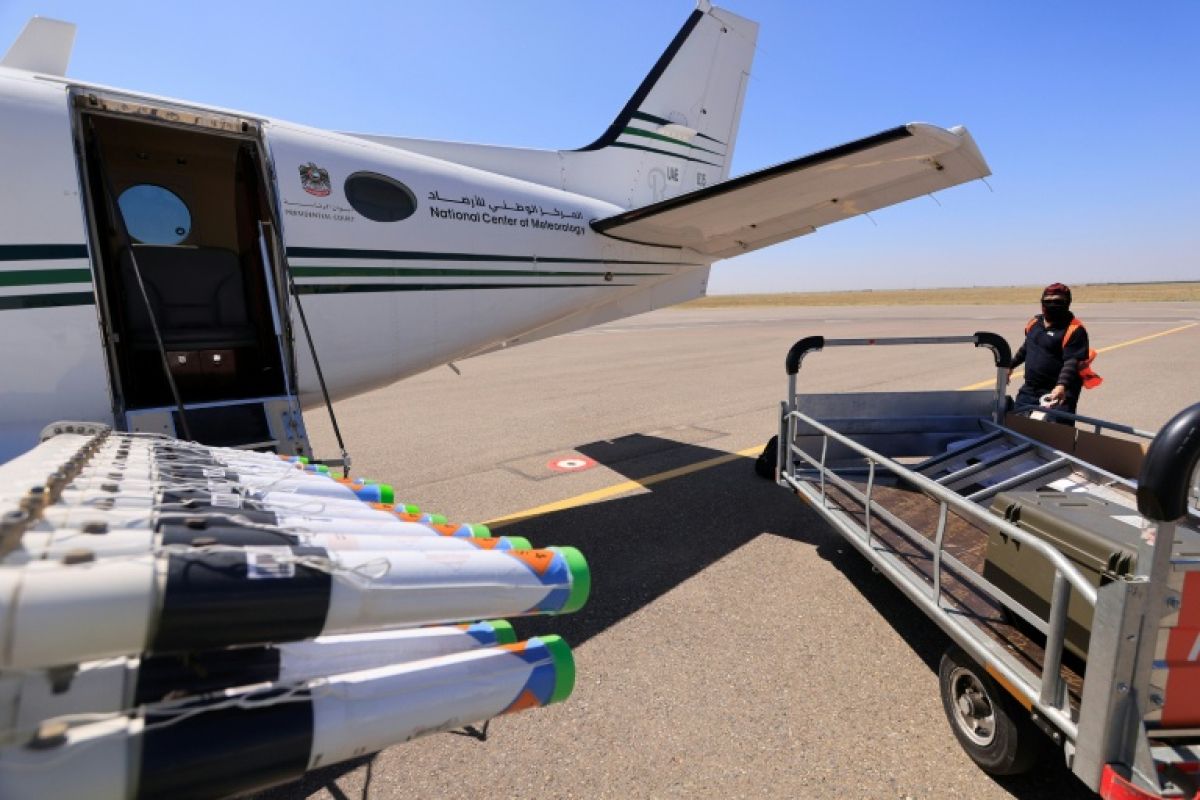 Au Kazakhstan, un avion tire sur les nuages pour faire tomber la pluie