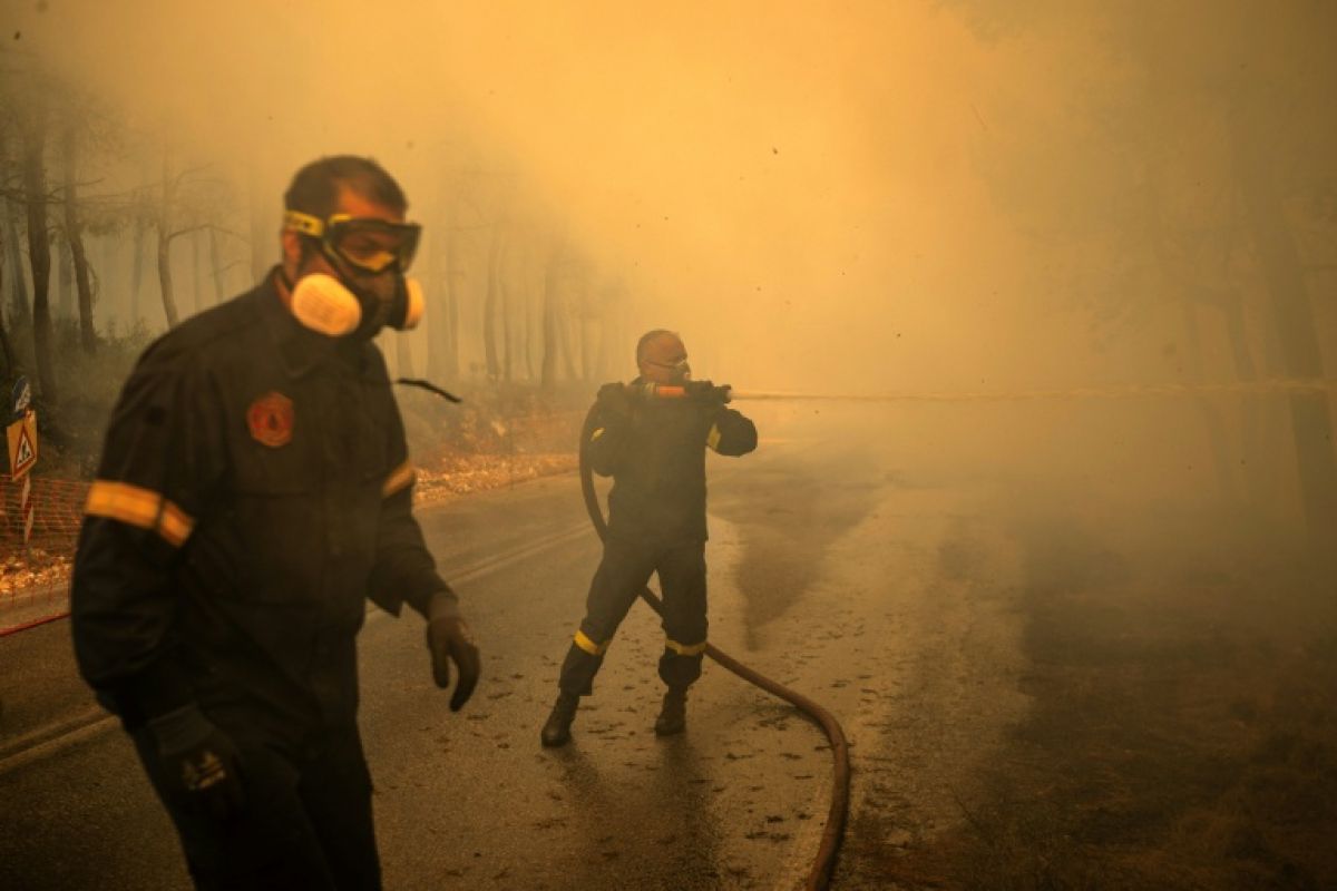 La Grèce épuise ses forces face à des incendies extrêmes
