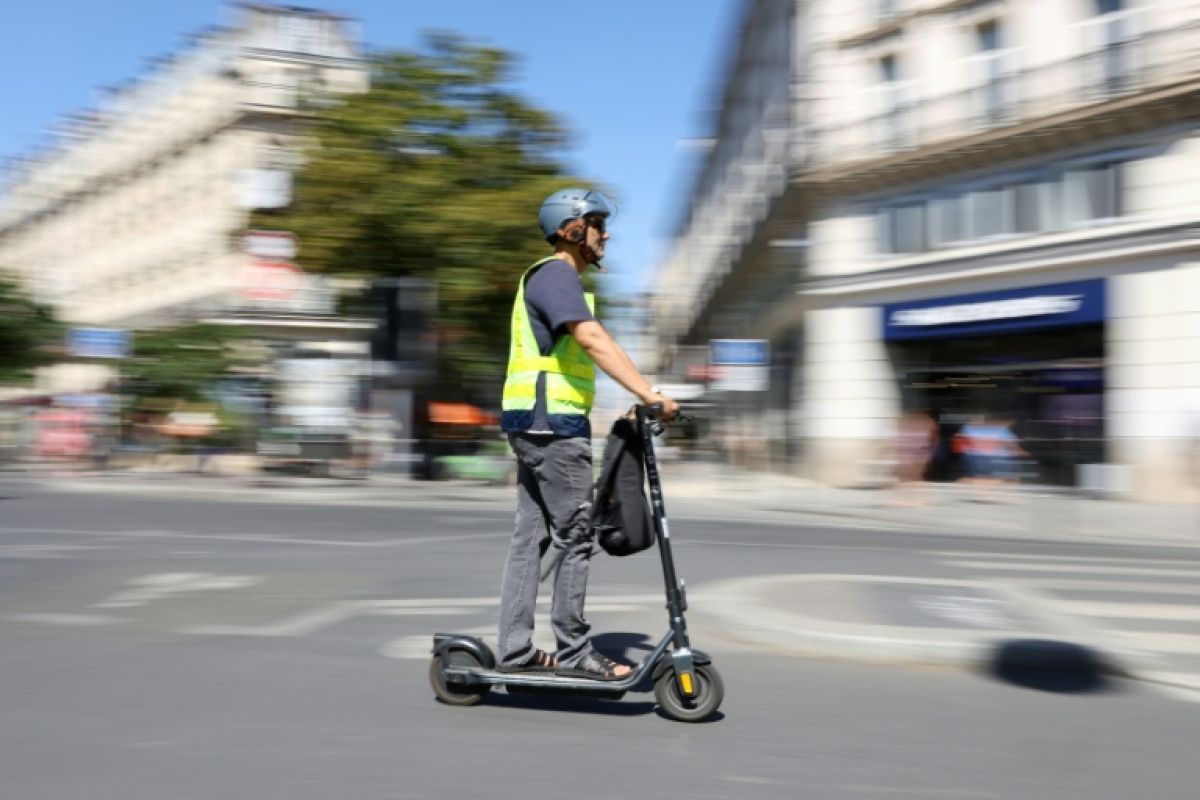 À Paris, casque et gilet deviennent obligatoires pour rouler en trottinette