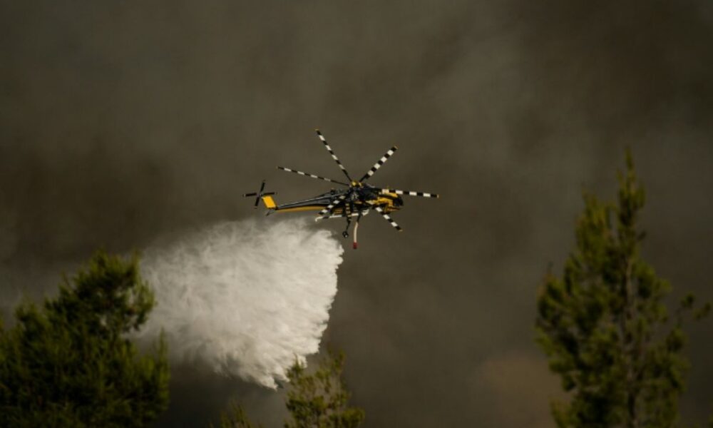Athènes sous les flammes les avions bombardiers d'eau retrouvent le ciel
