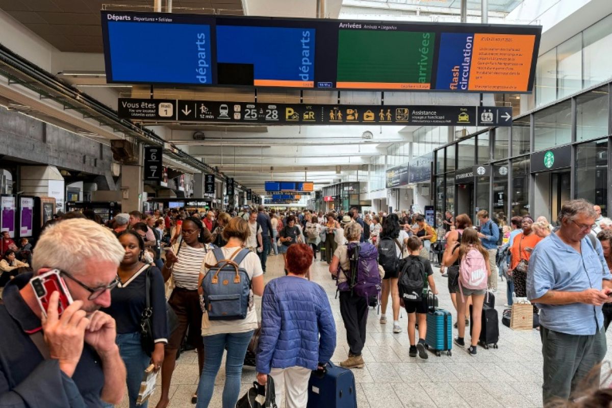 Une panne électrique transforme Montparnasse en salle d'attente géante