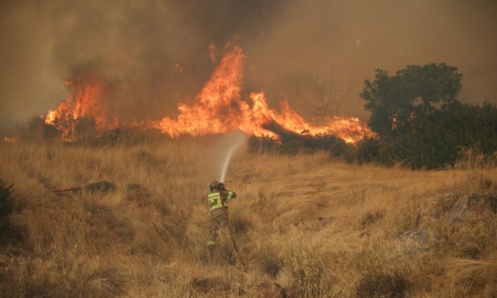 La Grèce retient son souffle alors que les pompiers traquent les derniers foyers près d'Athènes