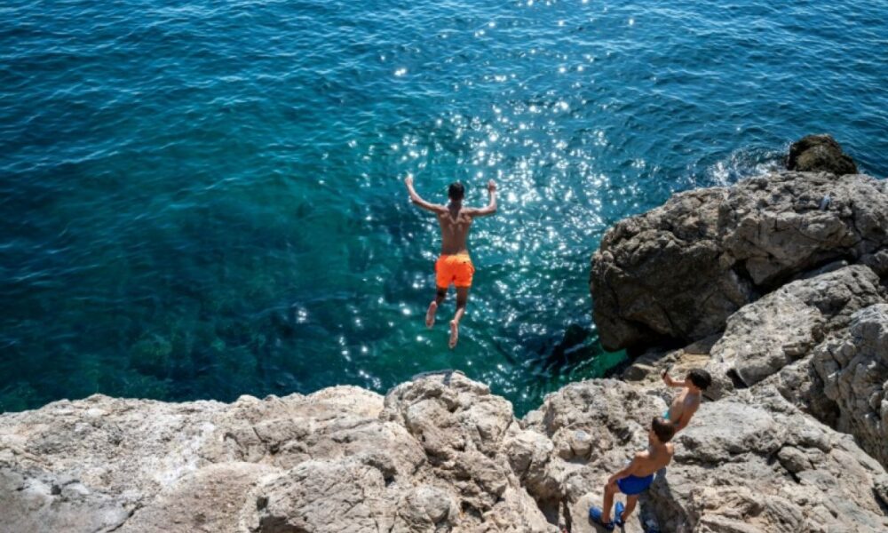 À Marseille, les plongeurs de la Corniche Kennedy défient le vide et les interdictions chaque été