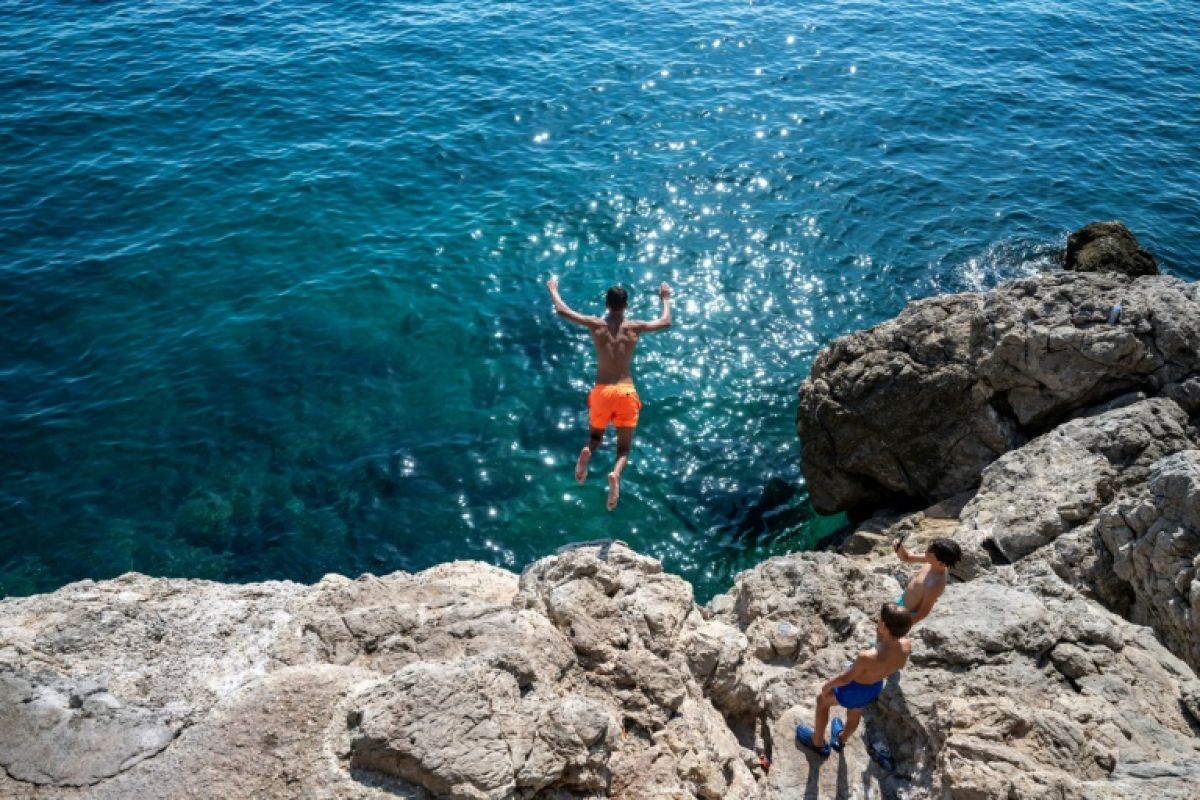 À Marseille, les plongeurs de la Corniche Kennedy défient le vide et les interdictions chaque été
