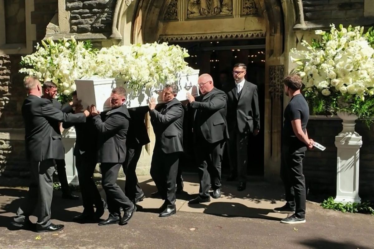 Mille fans ont chanté Bonnie Tyler une dernière fois dans les rues de Swansea