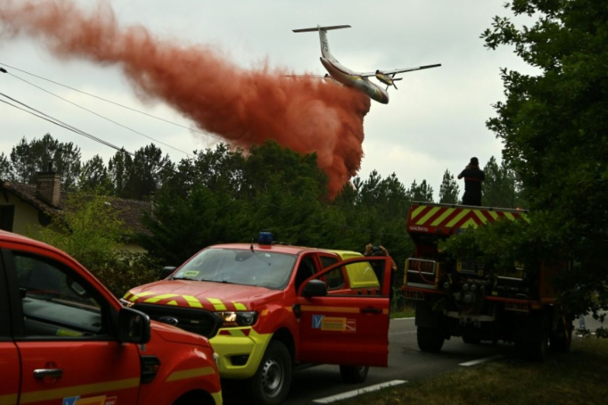 L'incendie des Landes ralentit, les pompiers respirent