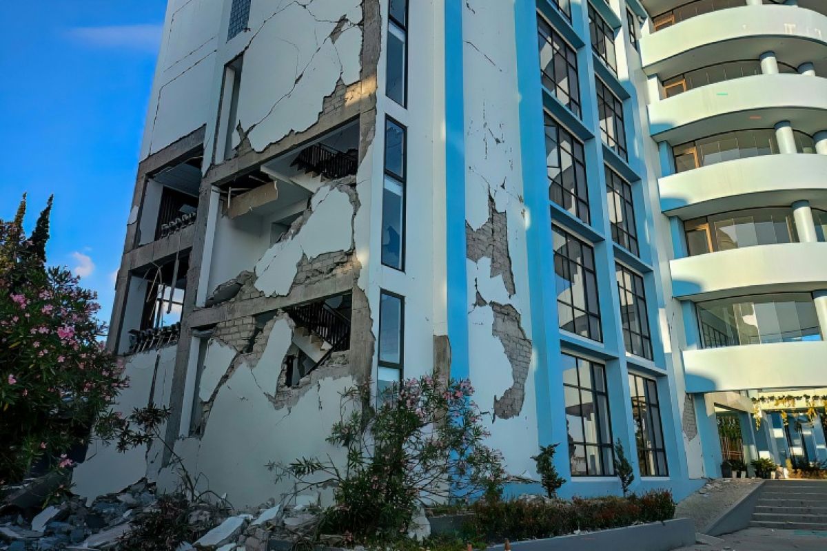 Indonésie secouée par un violent séisme, vingt morts et une course vers les hauteurs
