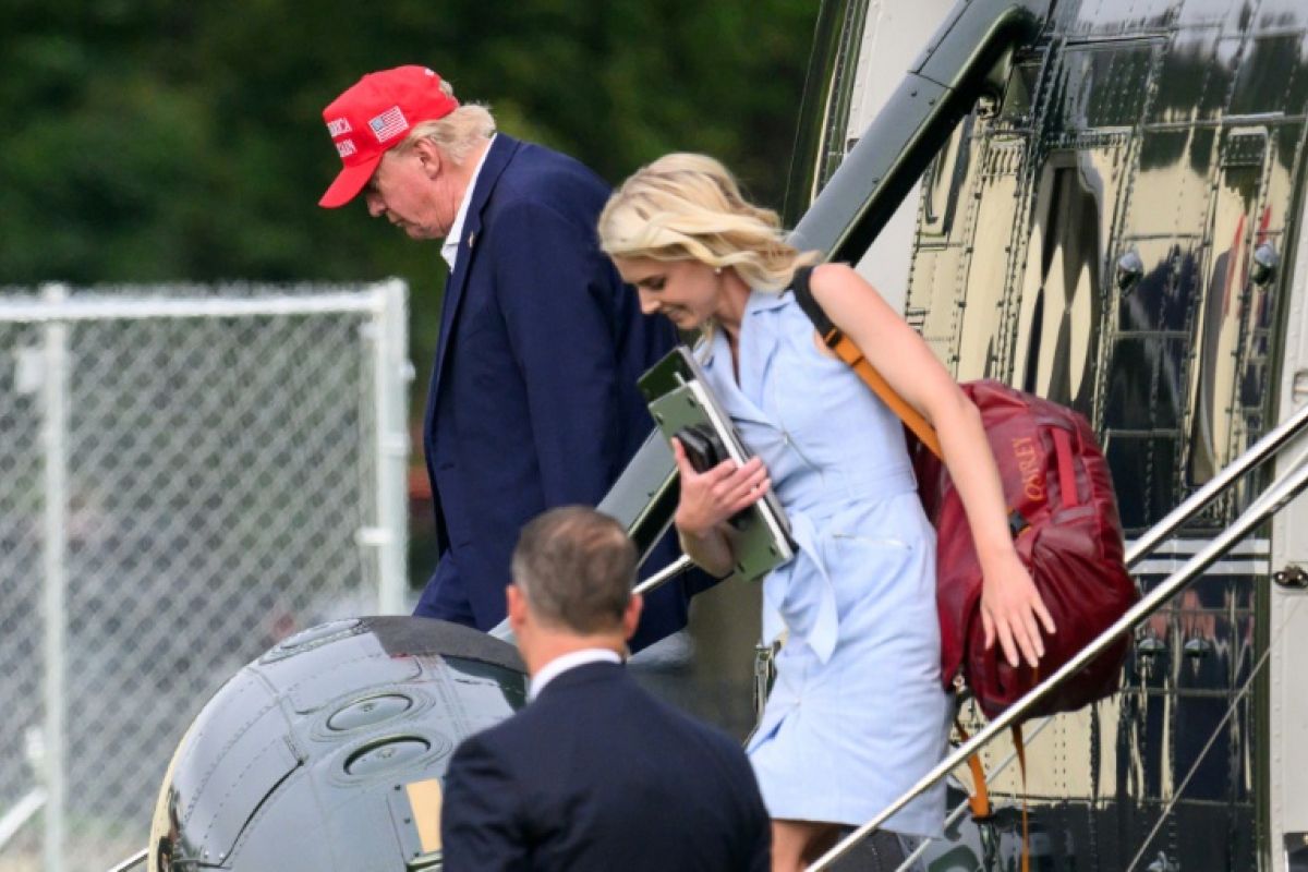 Natalie Harp, l'ombre blonde qui ne lâche jamais Donald Trump