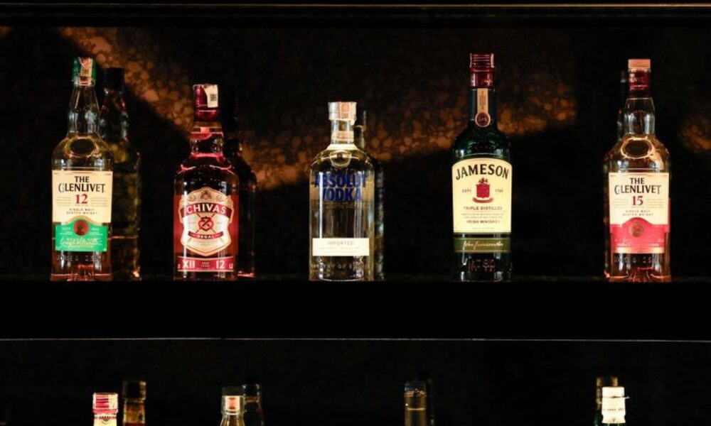Pernod Ricard serre la vis et vise un chiffre d'affaires stable en 2027