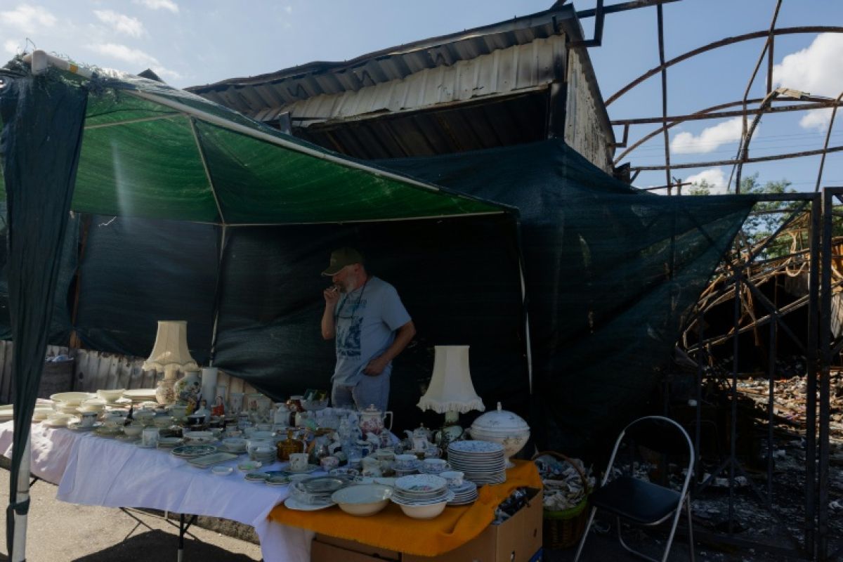 Sur les décombres du marché aux puces de Kiev, les brocanteurs s'accrochent