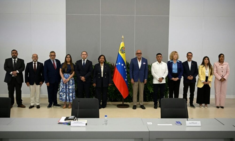 Au Venezuela, la transition se négocie sans la prix Nobel de la paix
