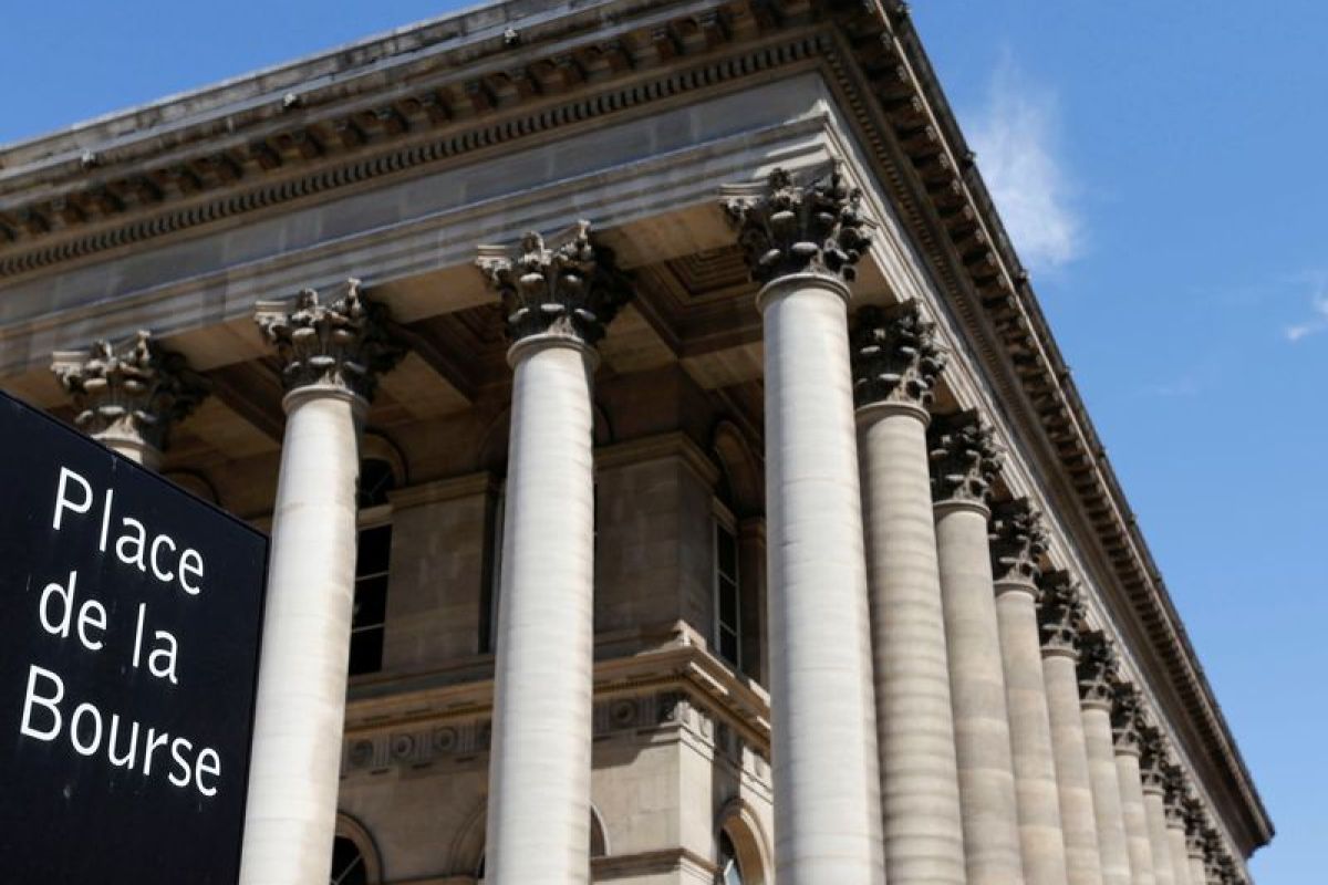 Les Bourses européennes finissent dans le rouge, le pétrole s'envole