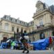 L’État laisse 253 migrants dehors, Paris ouvre ses gymnases