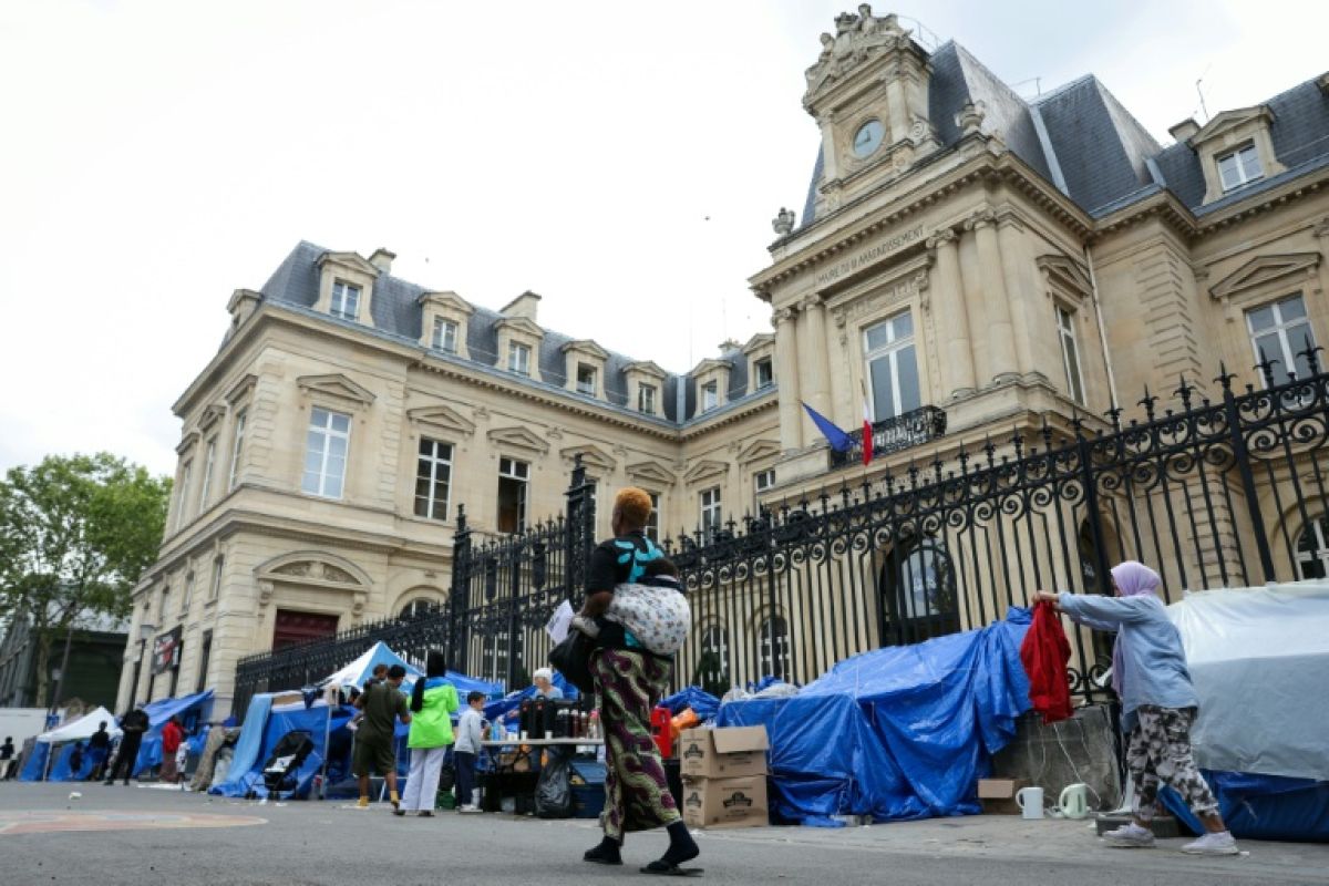 L’État laisse 253 migrants dehors, Paris ouvre ses gymnases