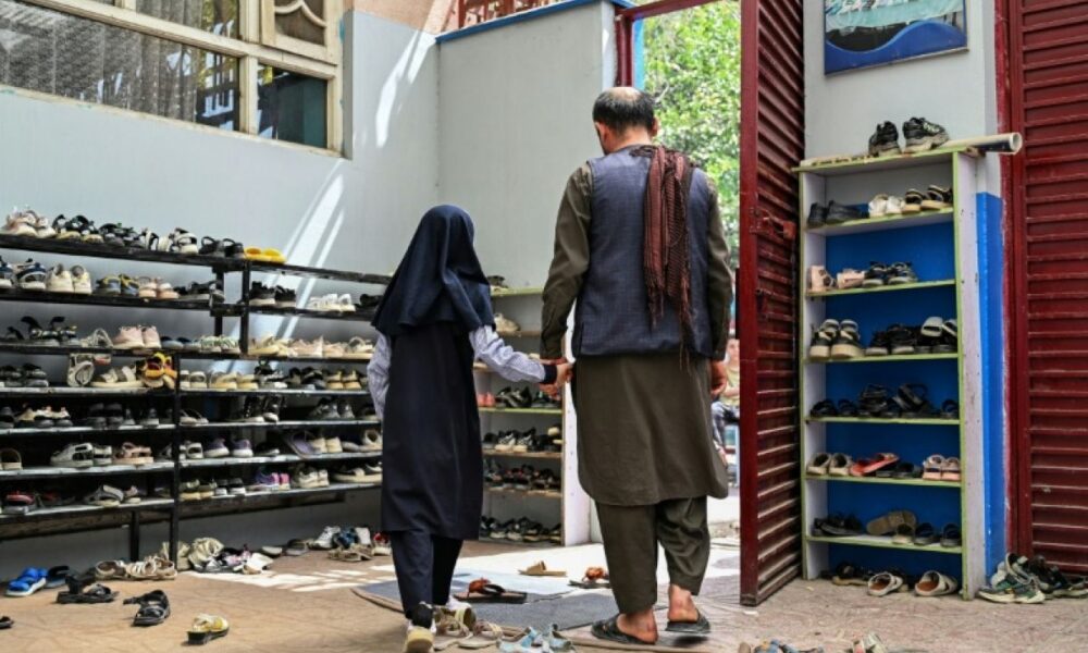 En Afghanistan, des pères défient l'interdit pour instruire leurs filles