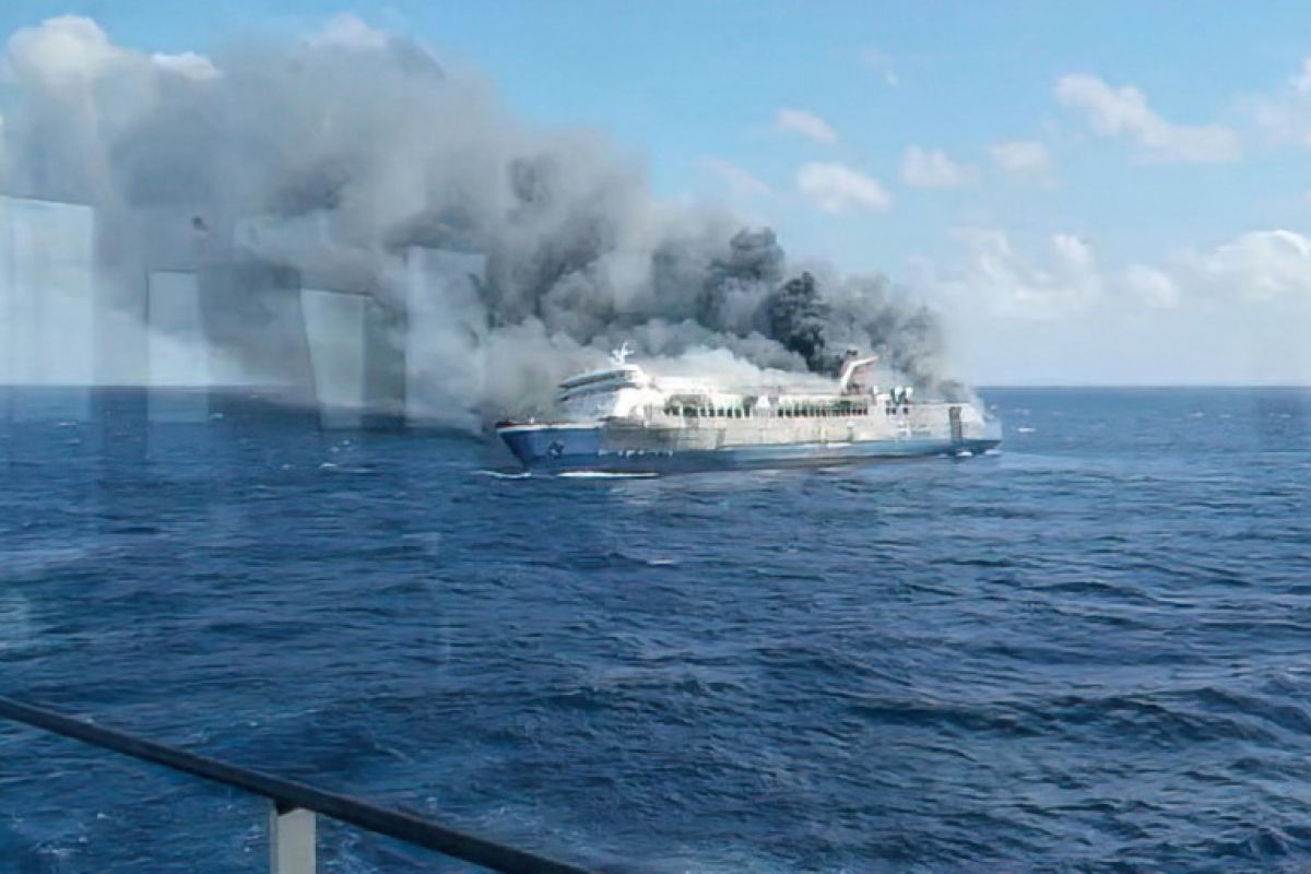 Un ferry en flammes laisse 41 disparus au large de l'Indonésie