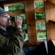Des canards en papier contre la chasse à la frontière d'un marais protégé