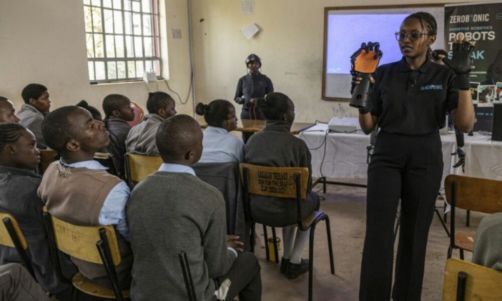 Au Kenya, un bras robotisé traduit le professeur en langue des signes pour les élèves sourds