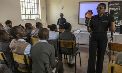 Au Kenya, un bras robotisé traduit le professeur en langue des signes pour les élèves sourds