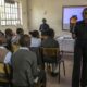 Au Kenya, un bras robotisé traduit le professeur en langue des signes pour les élèves sourds