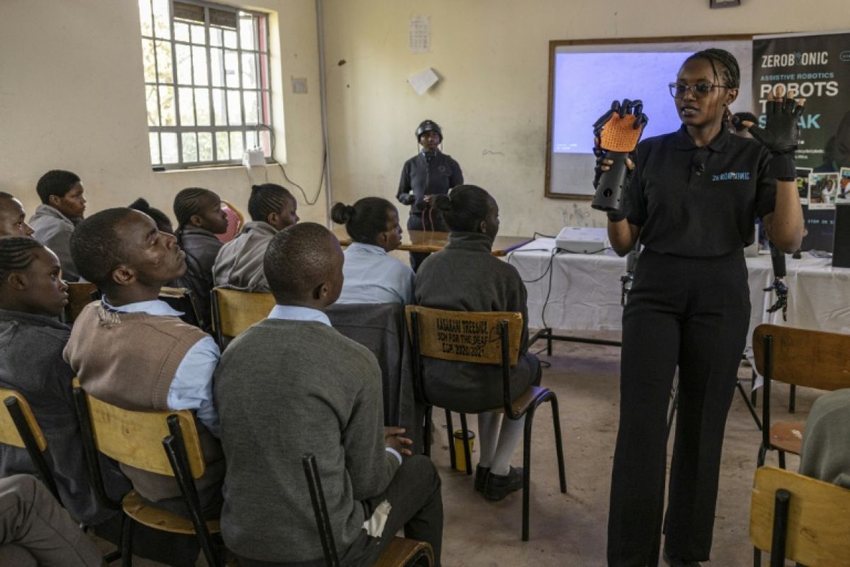 Au Kenya, un bras robotisé traduit le professeur en langue des signes pour les élèves sourds