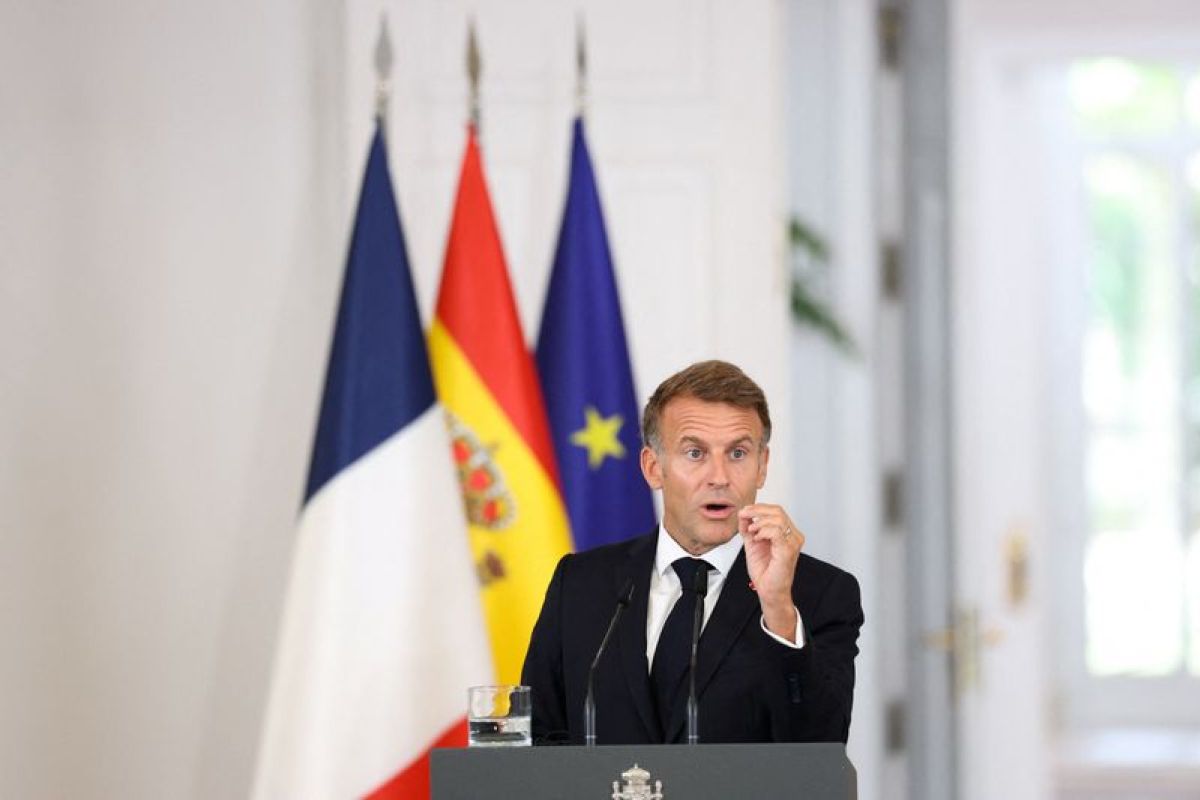 Macron somme le RN de s'expliquer, Bardella crie au complot