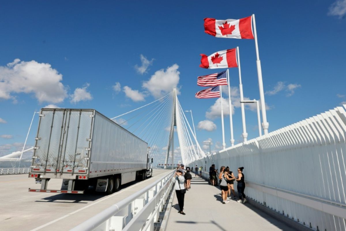 Ottawa hausse le ton et taxe des milliards de produits américains