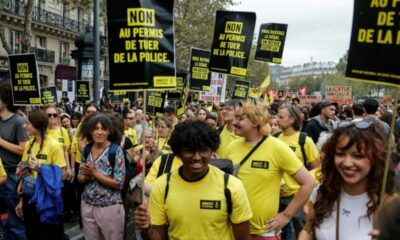 Contre une loi qui protège les policiers qui tirent, des milliers de personnes défilent à Paris