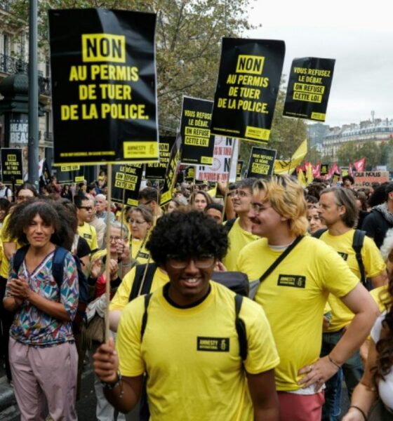 Contre une loi qui protège les policiers qui tirent, des milliers de personnes défilent à Paris