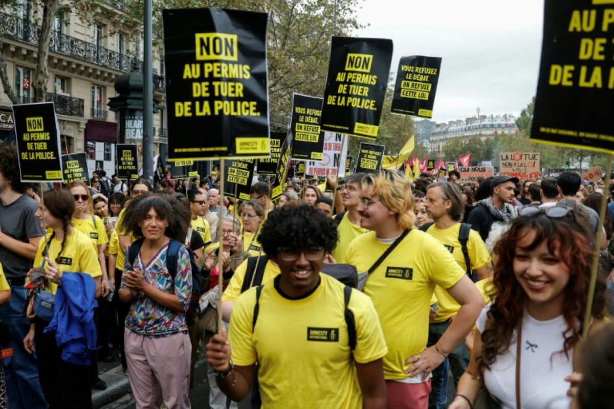 Contre une loi qui protège les policiers qui tirent, des milliers de personnes défilent à Paris