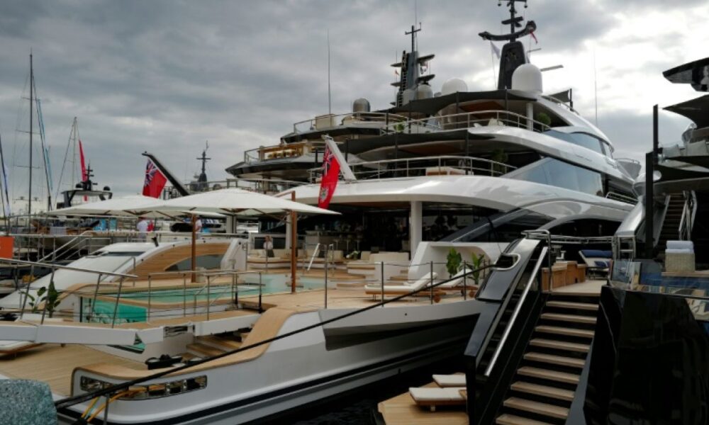 À Monaco, les yachts de luxe grossissent encore et les carnets de commandes débordent