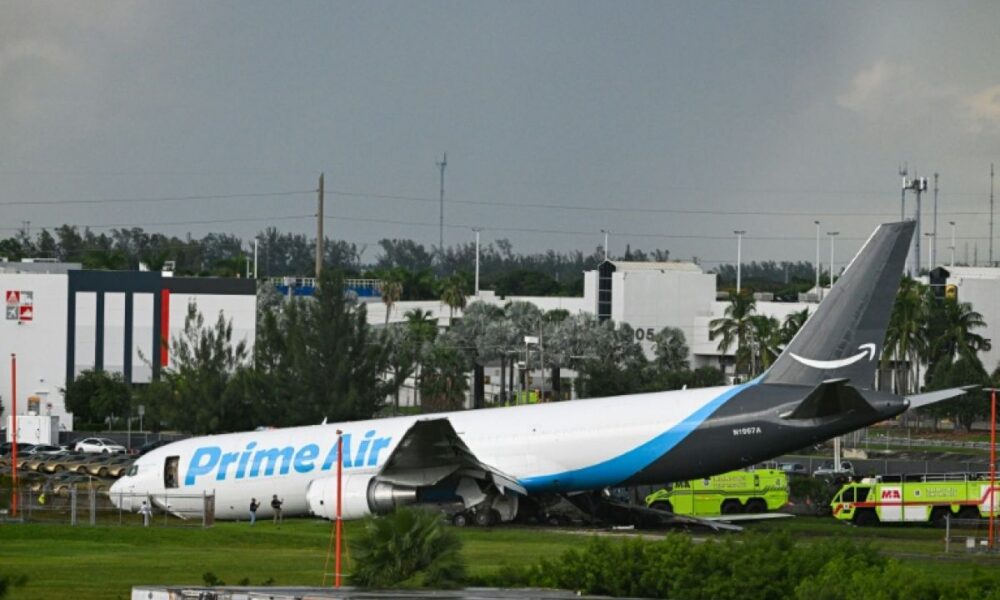 Un avion-cargo d'Amazon sort de piste à Miami et fait cinq morts