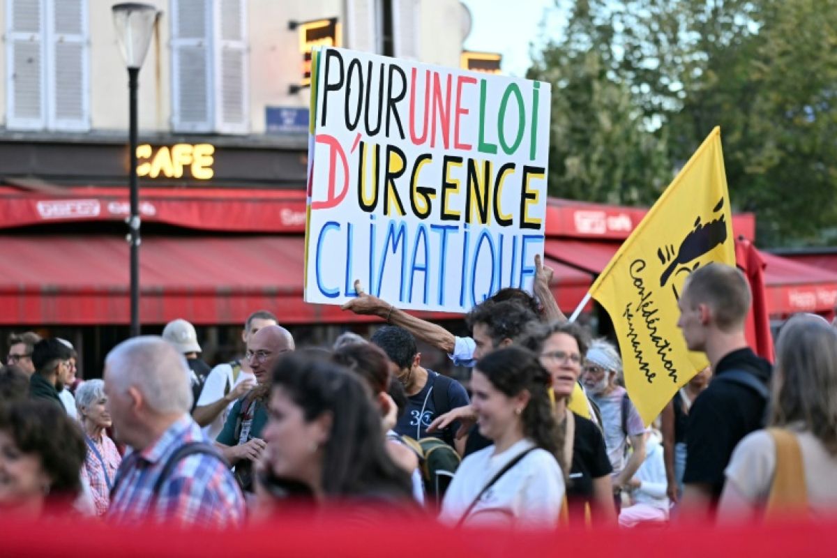 Devant Bercy, un front inédit réclame un budget à la hauteur du climat