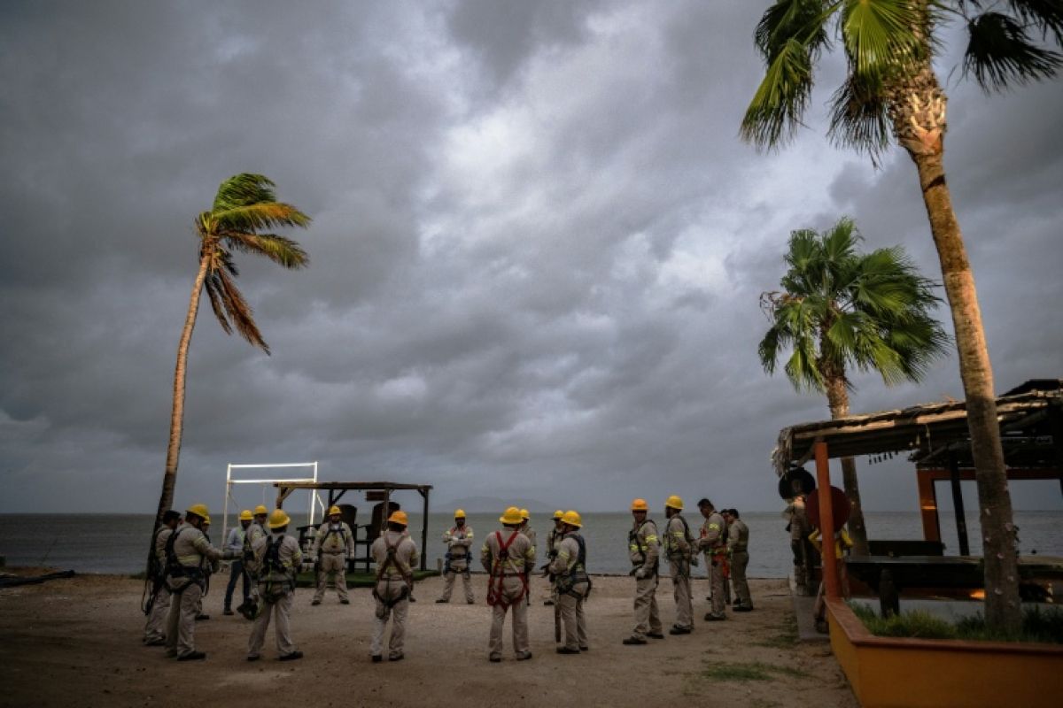 L'ouragan Polo frappe la côte pacifique du Mexique et des habitants refusent de quitter leur maison