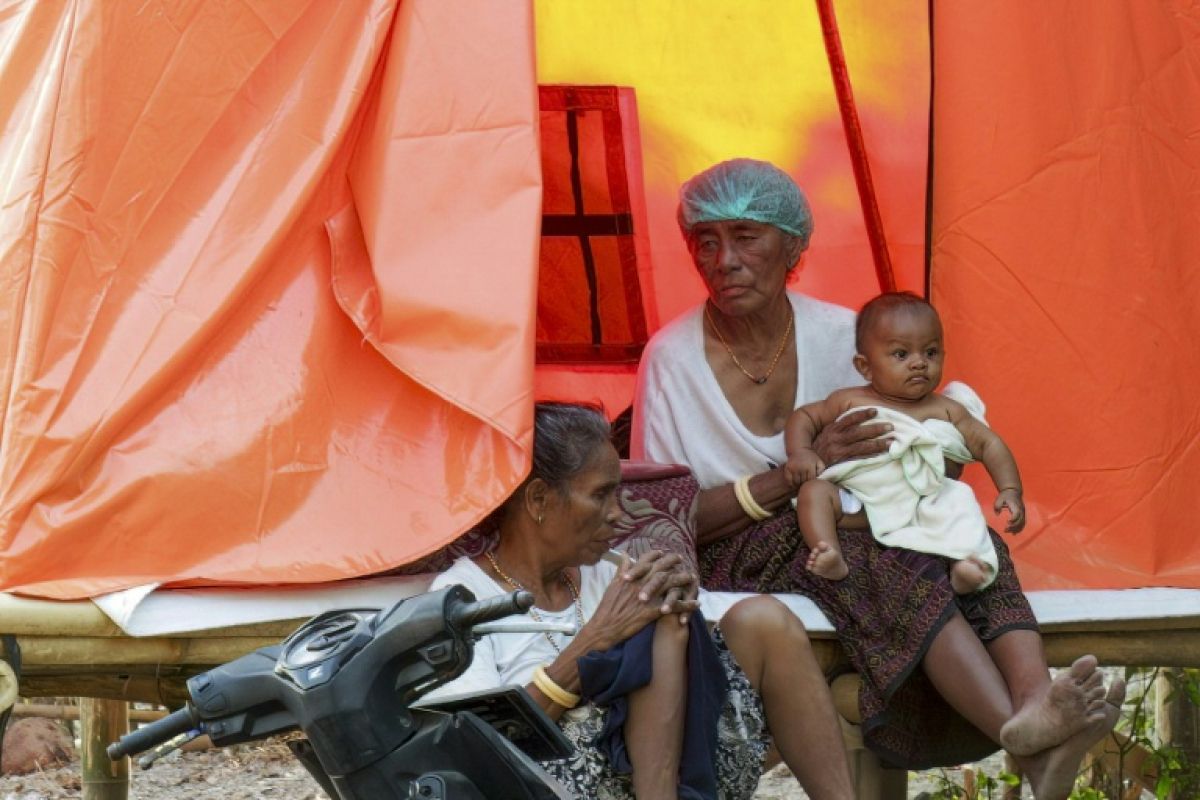 À Florès, des milliers de survivants vivent encore sous des tentes un mois après le séisme