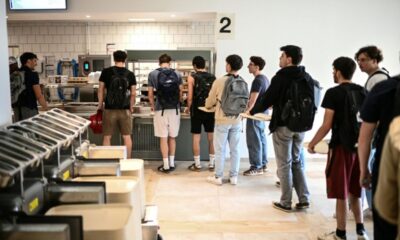 Un euro le repas, mais des files d'attente et des équipes à bout