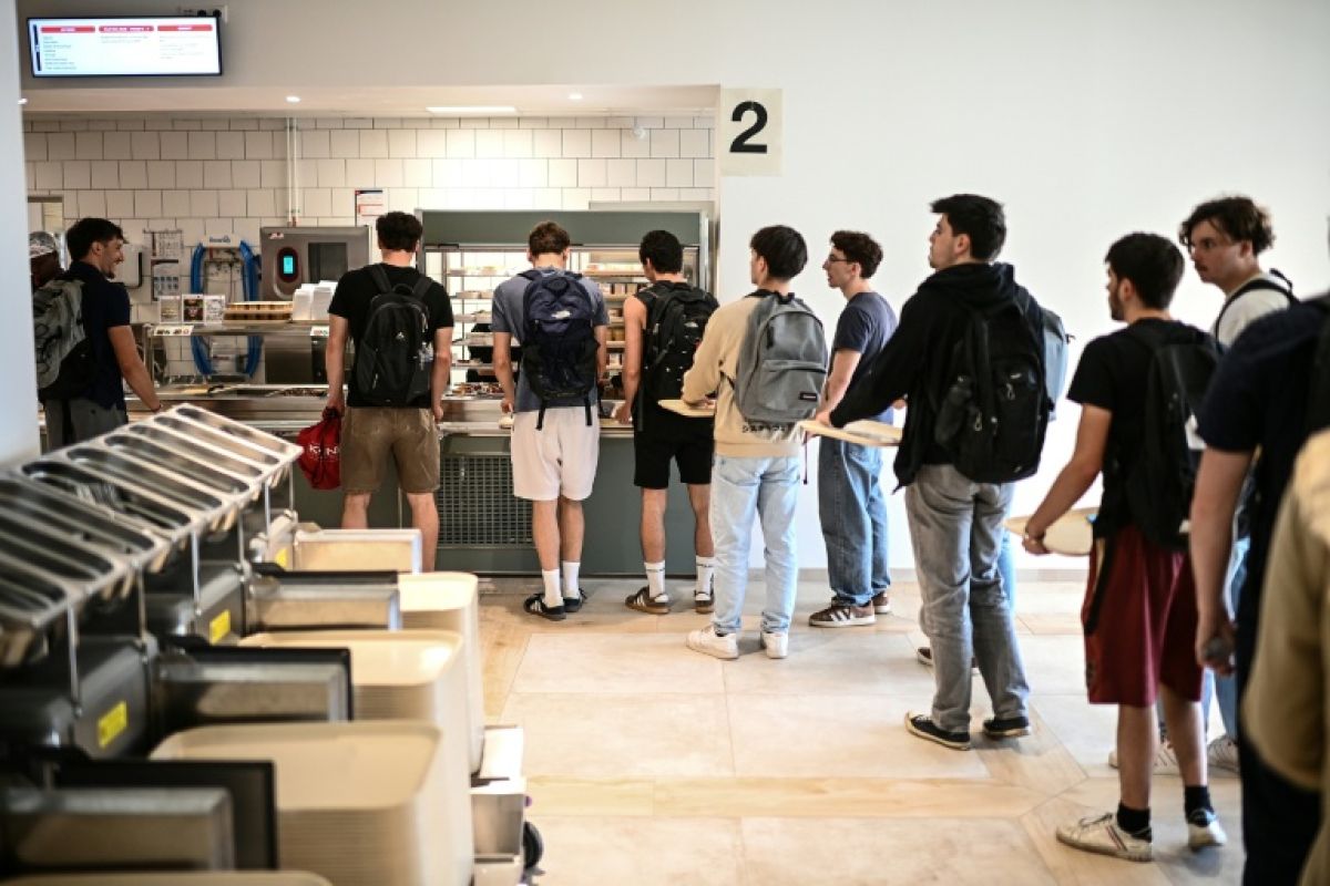 Un euro le repas, mais des files d'attente et des équipes à bout