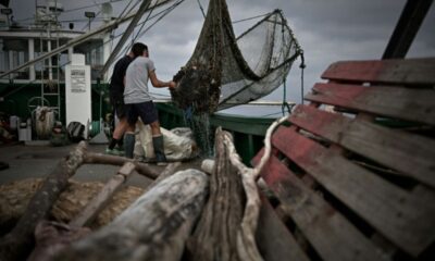 En mer, ils pêchent le plastique plutôt que le poisson au large du Pays basque